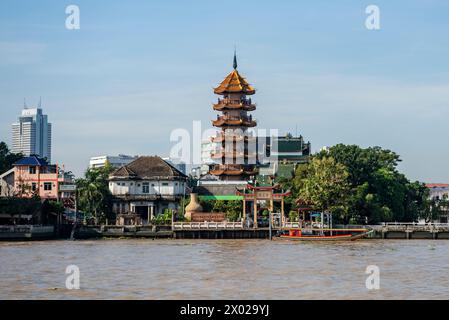 Der Che Chin Khor Tempel und die Pagode in Thonburi am Chao Phraya Fluss in Bangkok in Thailand. Thailand, Bangkok, 8. November 2023 Stockfoto