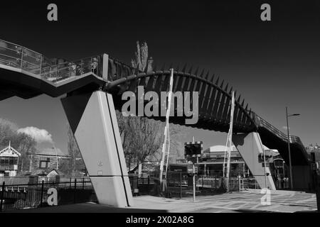 Die Brayford Wharf Level Crossing Footbridge, Lincoln City, Lincolnshire, England, Großbritannien Stockfoto