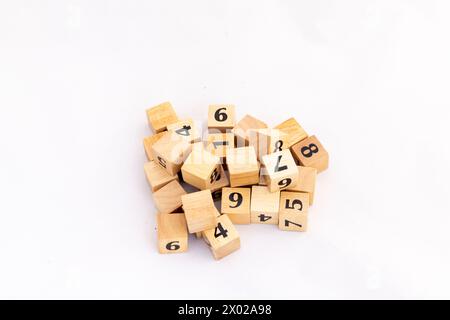 Holzwürfel mit Zahlen auf weißem Hintergrund. Konzepte für Zählnummern. Stockfoto