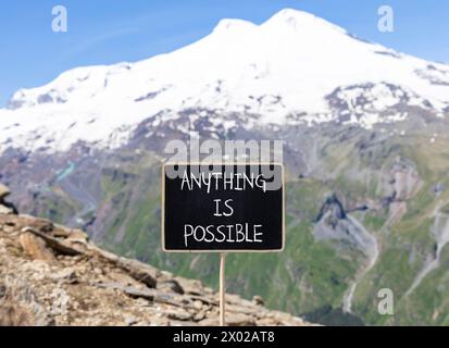 Symbol „alles ist möglich“. Konzeptworte alles ist möglich auf der schönen schwarzen Kreidetafel. Wunderschöner Berg Elbrus Hintergrund. Unternehmen und Stockfoto