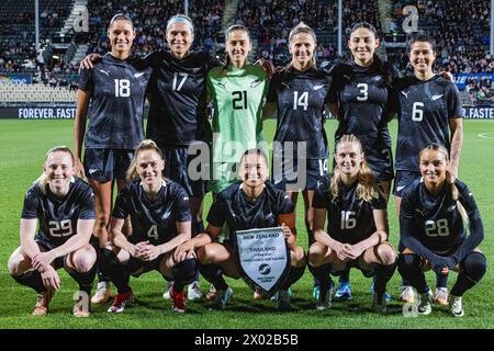 Christchurch, Neuseeland, 9. April 2024: Das neuseeländische Frauenfußballteam stellt sich für ein Startfoto vor der Freundschaft zwischen Neuseeland und Thailand im Apollo Projects Stadium in Christchurch, Neuseeland. Quelle: James Foy / Alamy Live News Stockfoto