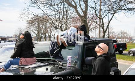NORWALK, CT, USA - 8. APRIL 2024: Calf Pasture Beach in Norwalk mit Völkern, die die amerikanische Sonnenfinsternis beobachten Stockfoto
