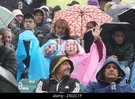 Roquebrune Cap Martin, Frankreich. April 2024. © PHOTOPQR/NICE MATIN/Cyril Dodergny ; Roquebrune-Cap-martin ; 09/04/2024 ; Roquebrune-Cap-martin le 09/04/2024 - Monte-Carlo Country Club - Monte-Carlo Rolex Master 1000 Tennis - 2eme Tour - Stan WAWRINKA vs Alex DE MINAUR 9. April 2024. Monte-Carlo Rolex Masters Under the Rain Credit: MAXPPP/Alamy Live News Stockfoto