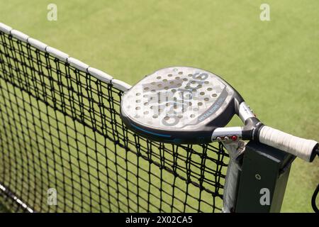 Ukraine Kiew, 02. April 2024. Paddeltennisschläger und -Ball Stockfoto