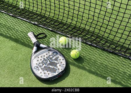 Ukraine Kiew, 02. April 2024. Paddeltennisschläger und -Ball Stockfoto