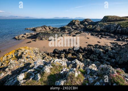 Wunderschöne Aussicht von Llanddwyn Island auf Anglesey mit den Bergen des walisischen Festlandes am Horizont. Stockfoto