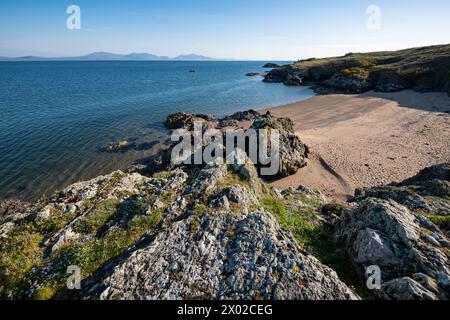Wunderschöne Aussicht von Llanddwyn Island auf Anglesey mit den Bergen des walisischen Festlandes am Horizont. Stockfoto