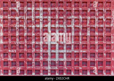 Alte holzrote Wand mit einem markanten Gittermuster Stockfoto