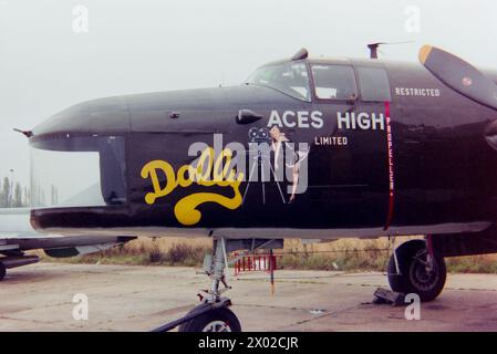 Nordamerikaner VB-25N Mitchell Bomberflugzeug N1042B aus dem Zweiten Weltkrieg umgebaut, um eine Filmkamera und einen Operator in einer angepassten Nase zu tragen. Wurde 1989 von der Aces High in North Weald, Essex, betrieben und hieß Dolly. Zuvor in den USA beheimatet und für zahlreiche Filmprojekte verwendet, darunter 1000 Plane RAID, Catch 22, Disney Circle-Vision, Around the World in 80 Days und Who the Bell tolls. In Großbritannien wurde er für die Dreharbeiten des Films „The Memphis Belle“ verwendet. Stockfoto