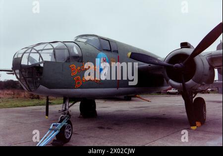 Das nordamerikanische B-25 Mitchell Bomberflugzeug N9089Z namens Bedsheet Bomber wurde 1989 auf dem North Weald Airfield gesichtet. Geliefert an die USAAF als 44-30861. Registriert als N9089Z im Jahr 1959. Nach Großbritannien für die Dreharbeiten im Jahr 1963. 1964 wurde der Einsatz in Biggin Hill eingestellt. 1967 zog er nach Southend, um ihn zu schützen. 1984 zog er nach Duxford, nachdem das Museum geschlossen wurde, dann 1987 nach North Weald. Ab 1989 außerhalb gelagert und verfallen. 2006 wurde er in den Wycombe Air Park verlegt und in demontiertem Zustand gelagert. Stockfoto