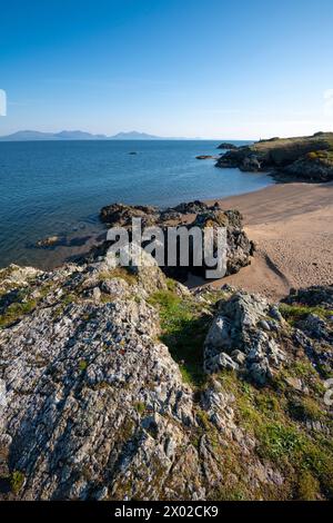 Wunderschöne Aussicht von Llanddwyn Island auf Anglesey mit den Bergen des walisischen Festlandes am Horizont. Stockfoto