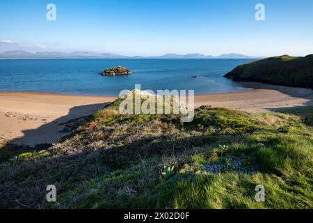Wunderschöne Aussicht von Llanddwyn Island auf Anglesey mit den Bergen des walisischen Festlandes am Horizont. Stockfoto
