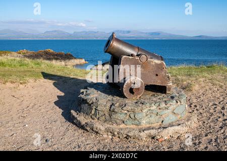 Kanone in der Nähe der Pilot's Cottages auf Llanddwyn Island, Newborough, Anglesey, Nordwales. Stockfoto