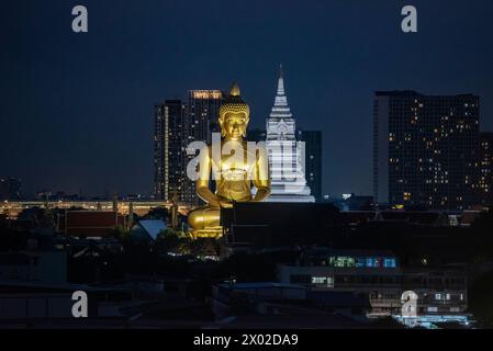 Ein Blick auf den Großen Buddha im Paknam Tempel in Thonburi in der Stadt Bangkok in Thailand. Thailand, Bangkok, 4. Dezember 2023 Stockfoto