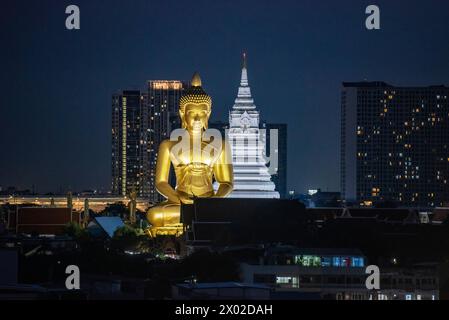 Ein Blick auf den Großen Buddha im Paknam Tempel in Thonburi in der Stadt Bangkok in Thailand. Thailand, Bangkok, 4. Dezember 2023 Stockfoto