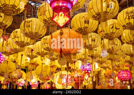 Chinesische Windlichter im Wat Mangkon Kamalawat oder Wat Leng Noei Yi in China Town in Bangkok in Thailand. Thailand, Bangkok, 8. November 2023 Stockfoto