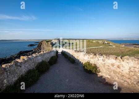 Blick vom TWR Mawr Leuchtturm auf Llanndwyn Island auf Anglesey, Nordwales. Stockfoto