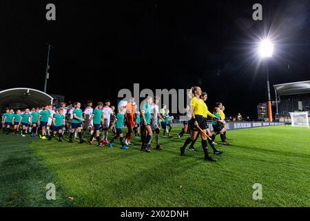 Christchurch, Neuseeland, 9. April 2024: Schiedsrichter und Maskottchen führen die Teams vor dem Freundschaftsspiel zwischen Neuseeland und Thailand im Apollo Projects Stadium in Christchurch, Neuseeland. Quelle: James Foy / Alamy Live News Stockfoto