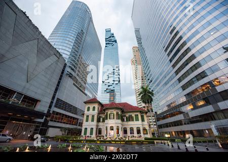 Das Haus auf Sathorn vor dem King Power Mahanakhon Tower Building in Bangkok in Thailand. Thailand, Bangkok, 5. Dezember 2023 Stockfoto