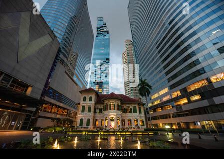 Das Haus auf Sathorn vor dem King Power Mahanakhon Tower Building in Bangkok in Thailand. Thailand, Bangkok, 5. Dezember 2023 Stockfoto