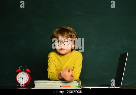 Die Kinder machen sich bereit für die Schule. Zurück zur Schule und Happy Time. Kinder kommen zu spät zum Unterricht. Zeit zum Erlernen des Konzepts. Stockfoto
