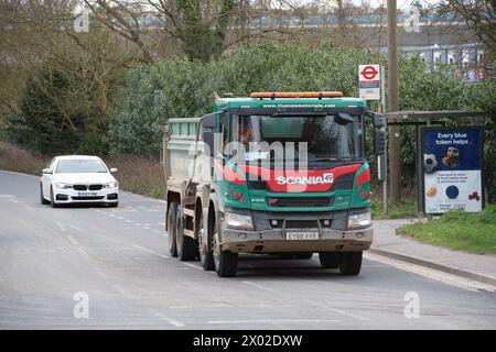 Harefield, Großbritannien. März 2024. Ein aggregiertes HGV passiert den HS2-Standort Harefield. Hunderte von HS2-Lastkraftwagen fahren jede Woche auf den Straßen vor Ort. Kredit: Maureen McLean/Alamy Stockfoto