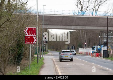 Harefield, Großbritannien. März 2024. Ein Auto fährt unter einem Teil des neu gebauten HS2 Viaduct in Harefield. Kredit: Maureen McLean/Alamy Stockfoto