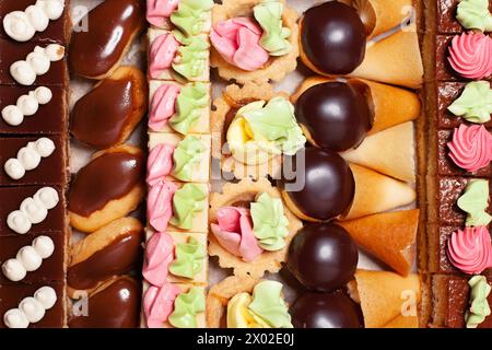 Gourmet-Dessert, Gebäck, Variation. Nahaufnahme von frisch gebackenen Kuchen in einer Reihe, Gastronomie oder Lebensmittelmarkt Stockfoto