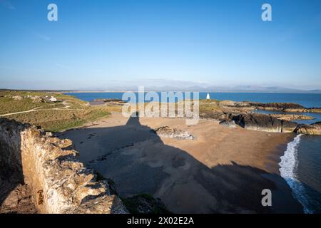 Blick auf den Leuchtturm TWR Bach vom Leuchtturm TWR Mawr auf Llanddwyn Island, Anglesey, Nordwales. Stockfoto