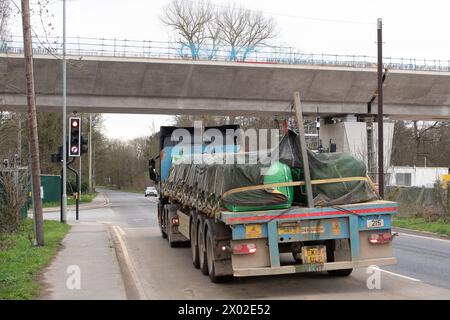 Harefield, Großbritannien. März 2024. Ein Lkw fährt unter einem Teil des neu gebauten HS2 Viaduct in Harefield vorbei. Kredit: Maureen McLean/Alamy Stockfoto