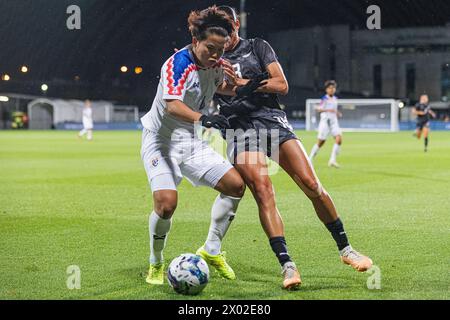 Christchurch, Neuseeland, 9. April 2024: Phonphirun Philawan aus Thailand (links) und Grace Jale aus Neuseeland treten im Apollo Projects Stadium in Christchurch, Neuseeland, um den Ball an. Quelle: James Foy / Alamy Live News Stockfoto