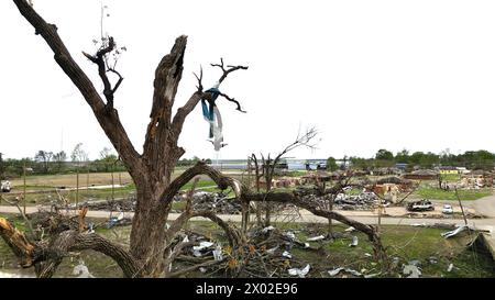 Rollgabel, Vereinigte Staaten von Amerika. 11. April 2023. Die Überreste von Häusern und Gebäuden nach einem EF4-Tornado, der am 11. April 2023 in Rolling Fork, Mississippi, durch den tiefen Süden fegte. Der massive Tornado zerstörte den größten Teil der Rolling Fork, tötete 17 Menschen und verletzte mindestens 165 weitere am 24. März. Quelle: Lance Cheung/USDA Media/Alamy Live News Stockfoto