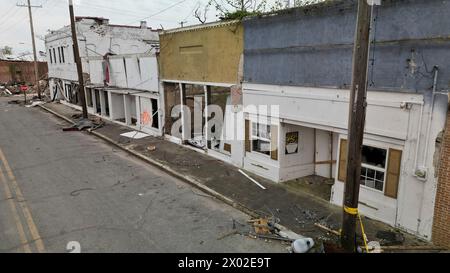 Rollgabel, Vereinigte Staaten von Amerika. 11. April 2023. Die Überreste von Häusern und Gebäuden nach einem EF4-Tornado, der am 11. April 2023 in Rolling Fork, Mississippi, durch den tiefen Süden fegte. Der massive Tornado zerstörte den größten Teil der Rolling Fork, tötete 17 Menschen und verletzte mindestens 165 weitere am 24. März. Quelle: Lance Cheung/USDA Media/Alamy Live News Stockfoto