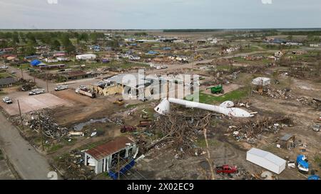 Rollgabel, Vereinigte Staaten von Amerika. 11. April 2023. Die Überreste von Häusern und Gebäuden nach einem EF4-Tornado, der am 11. April 2023 in Rolling Fork, Mississippi, durch den tiefen Süden fegte. Der massive Tornado zerstörte den größten Teil der Rolling Fork, tötete 17 Menschen und verletzte mindestens 165 weitere am 24. März. Quelle: Lance Cheung/USDA Media/Alamy Live News Stockfoto