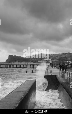 Raue und stürmische Meere während der Frühlingszeit entlang der Teignmouth See Front Wall Verteidigungen Anfang Frühling, Devon, England, Großbritannien. Schwarzweißfoto. Stockfoto