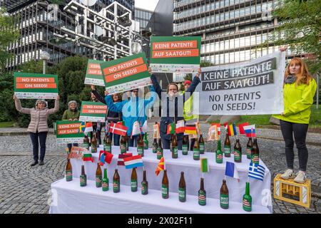 Kein Patent auf Saatgut Aktion vor dem Europäischen Patentamt in München. Demonstranten protestieren gegen die geplante Patentierung von Braugerste. München Bayern Deutschland *** kein Patent auf Saatgut Aktion vor dem Europäischen Patentamt in München Demonstranten protestieren gegen die geplante Patentierung von Braugerste München Bayern Deutschland Copyright: Argumx/xThomasxEinberger Stockfoto