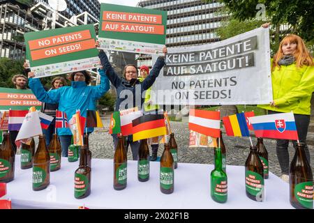 Kein Patent auf Saatgut Aktion vor dem Europäischen Patentamt in München. Demonstranten protestieren gegen die geplante Patentierung von Braugerste. München Bayern Deutschland *** kein Patent auf Saatgut Aktion vor dem Europäischen Patentamt in München Demonstranten protestieren gegen die geplante Patentierung von Braugerste München Bayern Deutschland Copyright: Argumx/xThomasxEinberger Stockfoto