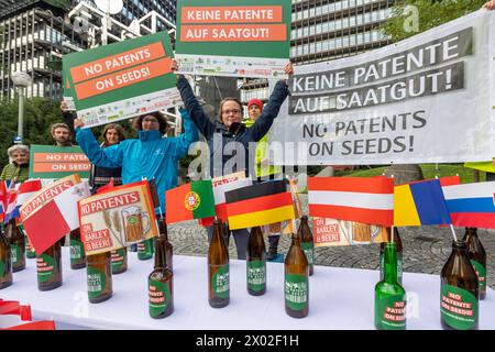 Kein Patent auf Saatgut Aktion vor dem Europäischen Patentamt in München. Demonstranten protestieren gegen die geplante Patentierung von Braugerste. München Bayern Deutschland *** kein Patent auf Saatgut Aktion vor dem Europäischen Patentamt in München Demonstranten protestieren gegen die geplante Patentierung von Braugerste München Bayern Deutschland Copyright: Argumx/xThomasxEinberger Stockfoto