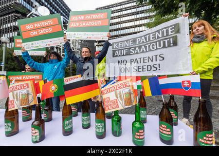 Kein Patent auf Saatgut Aktion vor dem Europäischen Patentamt in München. Demonstranten protestieren gegen die geplante Patentierung von Braugerste. München Bayern Deutschland *** kein Patent auf Saatgut Aktion vor dem Europäischen Patentamt in München Demonstranten protestieren gegen die geplante Patentierung von Braugerste München Bayern Deutschland Copyright: Argumx/xThomasxEinberger Stockfoto