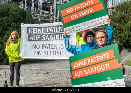 Kein Patent auf Saatgut Aktion vor dem Europäischen Patentamt in München. Demonstranten protestieren gegen die geplante Patentierung von Braugerste. München Bayern Deutschland *** kein Patent auf Saatgut Aktion vor dem Europäischen Patentamt in München Demonstranten protestieren gegen die geplante Patentierung von Braugerste München Bayern Deutschland Copyright: Argumx/xThomasxEinberger Stockfoto