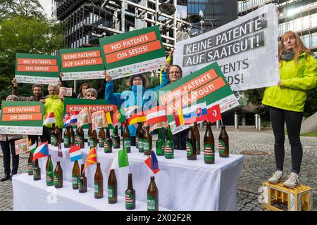 Kein Patent auf Saatgut Aktion vor dem Europäischen Patentamt in München. Demonstranten protestieren gegen die geplante Patentierung von Braugerste. München Bayern Deutschland *** kein Patent auf Saatgut Aktion vor dem Europäischen Patentamt in München Demonstranten protestieren gegen die geplante Patentierung von Braugerste München Bayern Deutschland Copyright: Argumx/xThomasxEinberger Stockfoto