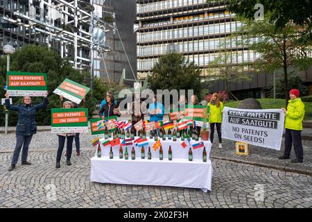 Kein Patent auf Saatgut Aktion vor dem Europäischen Patentamt in München. Demonstranten protestieren gegen die geplante Patentierung von Braugerste. München Bayern Deutschland *** kein Patent auf Saatgut Aktion vor dem Europäischen Patentamt in München Demonstranten protestieren gegen die geplante Patentierung von Braugerste München Bayern Deutschland Copyright: Argumx/xThomasxEinberger Stockfoto