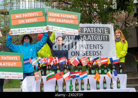 Kein Patent auf Saatgut Aktion vor dem Europäischen Patentamt in München. Demonstranten protestieren gegen die geplante Patentierung von Braugerste. München Bayern Deutschland *** kein Patent auf Saatgut Aktion vor dem Europäischen Patentamt in München Demonstranten protestieren gegen die geplante Patentierung von Braugerste München Bayern Deutschland Copyright: Argumx/xThomasxEinberger Stockfoto