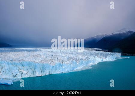 El Calafate, Patagonien, Argentinien - Perito Moreno Gletscher im Los Glaciares Nationalpark. Der Perito-Moreno-Gletscher ist Teil des patagonischen Eisfalls Stockfoto