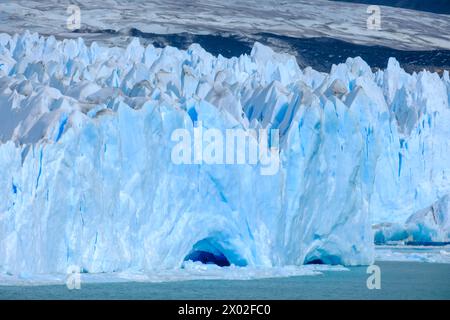El Calafate, Patagonien, Argentinien - Perito Moreno Gletscher im Los Glaciares Nationalpark. Der Perito-Moreno-Gletscher ist Teil des patagonischen Eisfalls Stockfoto