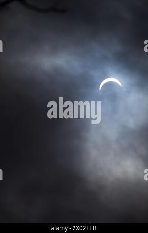 Sonnenfinsternis 8. April 2024, aufgenommen in der Region Durham, etwas außerhalb von Toronto, Ontario, wenige Minuten vor und nach der Totalität. Erfasst während der Wolkenbedeckung. Stockfoto