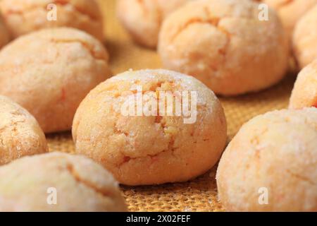 Eine Portion frisch gebackener Orangenkleckeln. Stockfoto