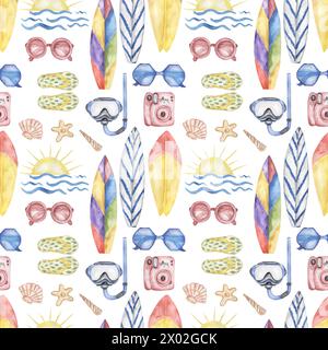 Nahtloses Muster mit Sonnenbrille, Strandhut, Kamera, Sonne und Meer, Strand, Flip-Flop- und Surfboard-Illustration, Traveler-Elemente Stockfoto