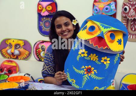 Dhaka. April 2024. Ein Student posiert für ein Foto mit einem traditionellen Papierwerk, das für das bengalische Neujahr am 7. April 2024 in Dhaka, Bangladesch, gemacht wurde. Das bengalische Neujahr wird in der Regel jedes Jahr am 14. April gefeiert. Quelle: Xinhua/Alamy Live News Stockfoto