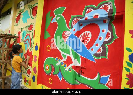 Dhaka. April 2024. Ein Student malt an einer Wand für das bengalische Neujahr in Dhaka, Bangladesch, 7. April 2024. Das bengalische Neujahr wird in der Regel jedes Jahr am 14. April gefeiert. Quelle: Xinhua/Alamy Live News Stockfoto